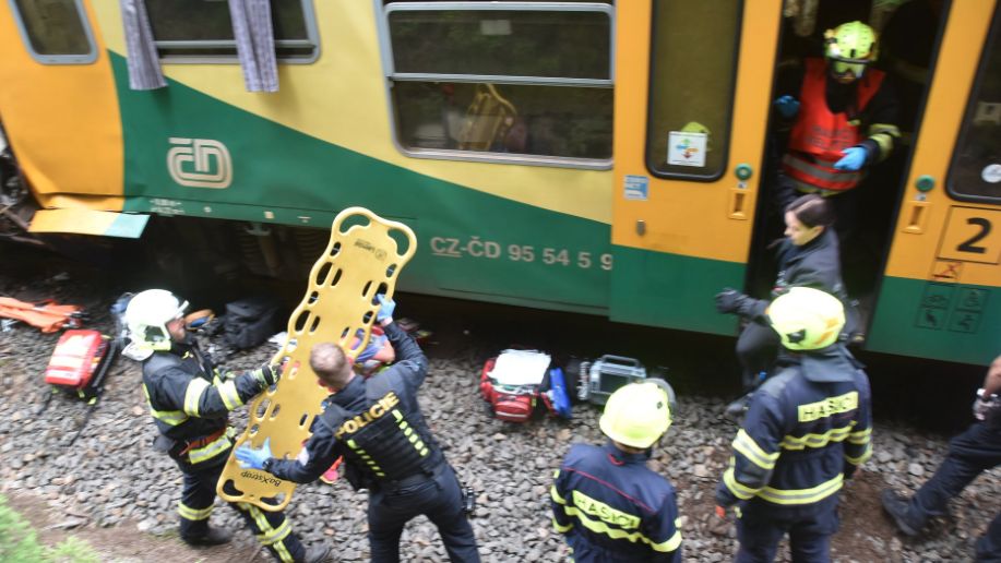 Proč se srazily vlaky na Karlovarsku? Inspekce už odhalila fatální chybu